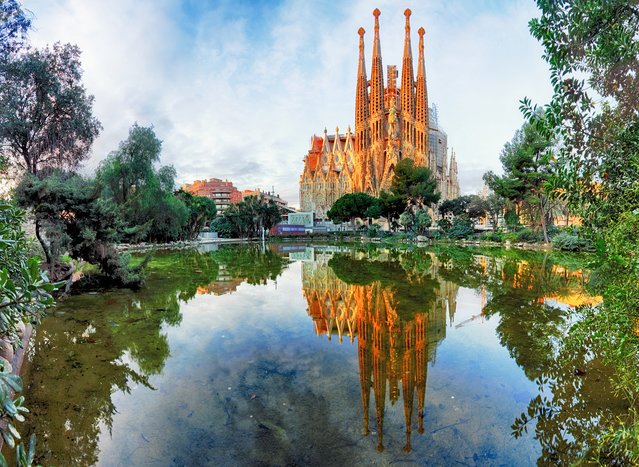 Barcelona Highlights: Montjuïc, Gothic Quarter & Sagrada Familia