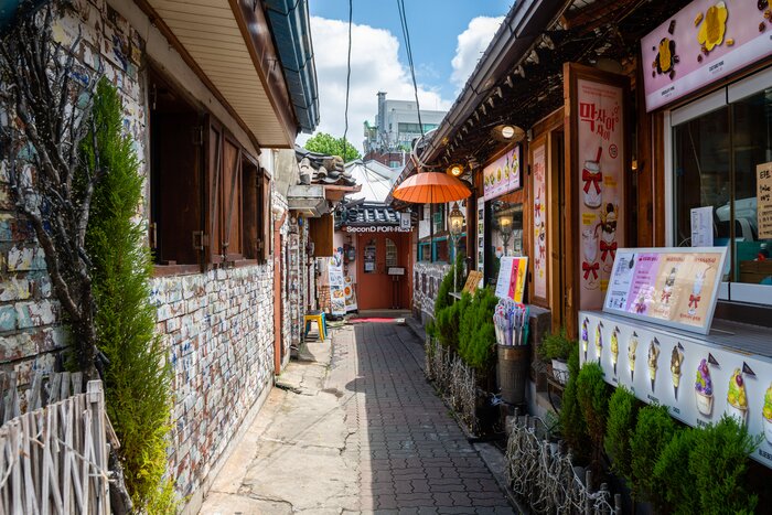 Wander the charming streets of Seoul's Insadong neighborhood