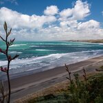 Surf at Ngarunui beach in Raglan