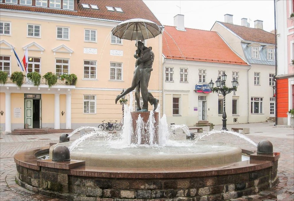 The Kissing Students statue in Tartu