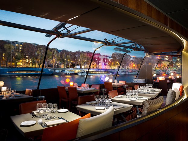Starry dinner on the Seine