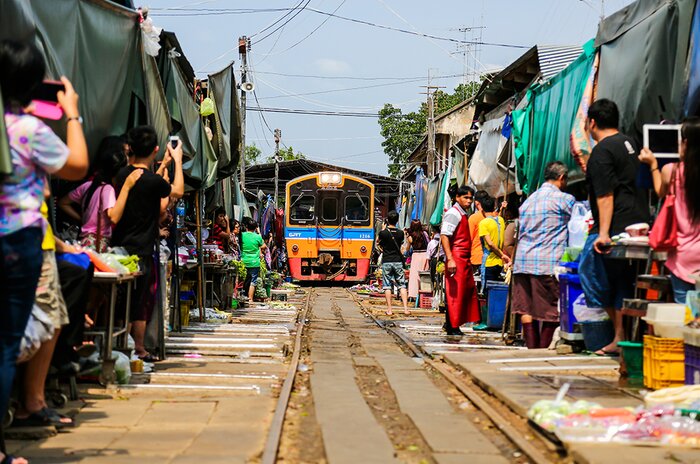 Full Day Railway Market and Floating Marketing Boat Ride for Family with Teens