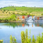 Buddhist monks on the banks of the Belihuloya River