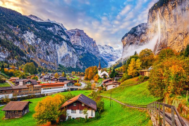 Walking tour in Lauterbrunnen and its stunning waterfalls!