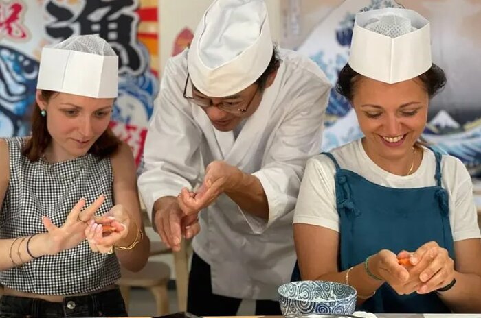 Sushi making class in Tsukiji fish market with Pro sushi chef
