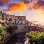  Make a wish at the Fountain of Arethusa in Syracuse's Ortygia