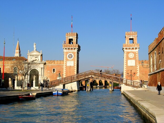 Meeting Venice: boat cruise along the canals