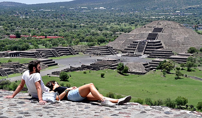 Teotihuacan site with and English speaking guide