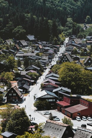 Transfer from Takayama to Kanazawa, including a visit to Shirakawa-go