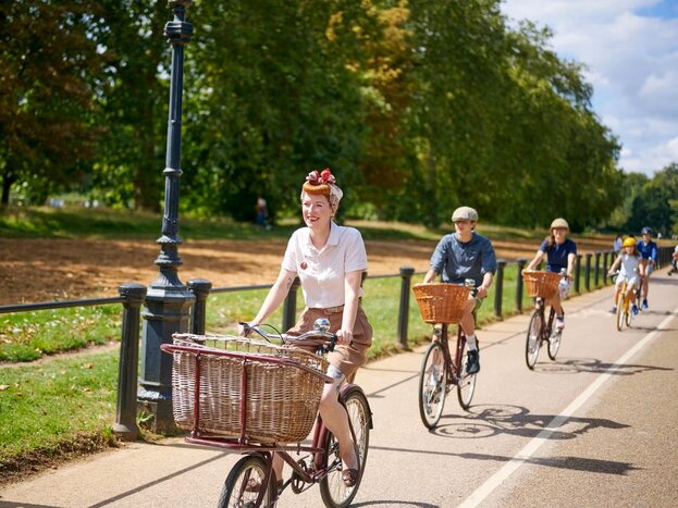 Private Family City Highlights by Bike 