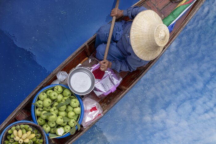 Checkout the vendors at the Damnoen Saduak Floating Market, Bangkok
