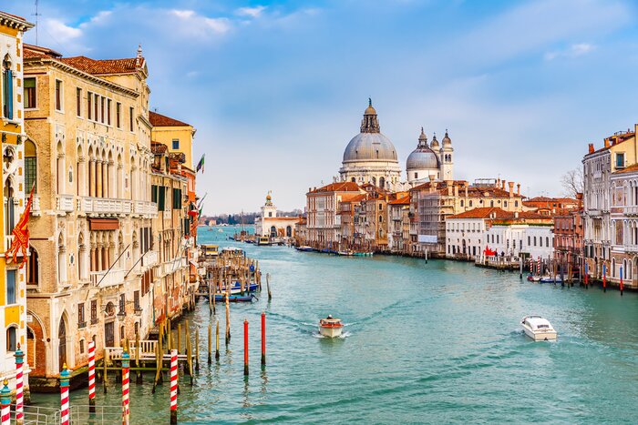 Scenic Navigation through the Grand Canal