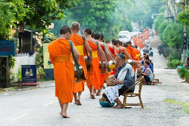 Alm Giving - Half-day Visit Luang Prabang City Tour 