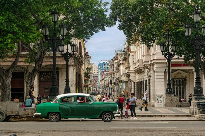 Discover the Prado Boulevard, one of Havana's main thoroughfares