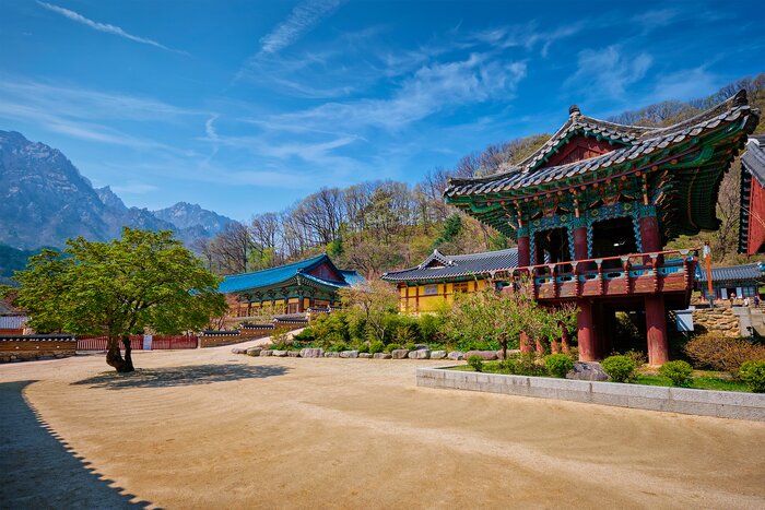 Sinheungsa Buddhist temple in Seoraksan National Park, Seoraksan, South Korea