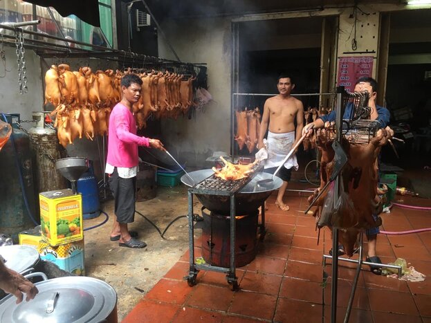 Phnom Penh Evening Foodie Tour with local guide