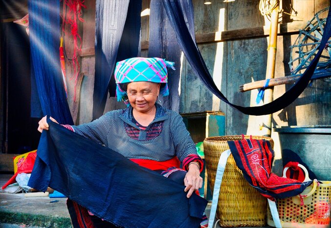 Trekking To The Ethnic Villages Lao Chai Ta Van - Experience Indigo Dyeing And Weaving With The H'mong Family
