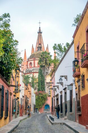 Walking tour through the historical center