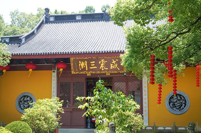 Full day in Hangzhou:  West Lake and Lingyinsi, Feilai Peak & Six Harmonies Pagoda