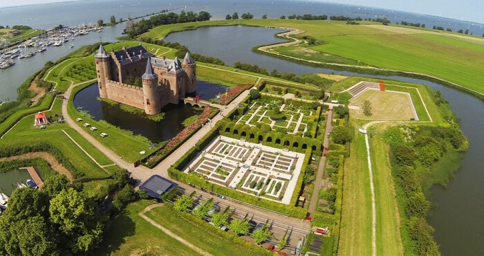 Amsterdam - Muiderslot Castle by public transport