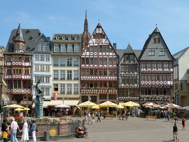 Exploring Frankfurt's Highlights and New Old Town on a Guided City Walk