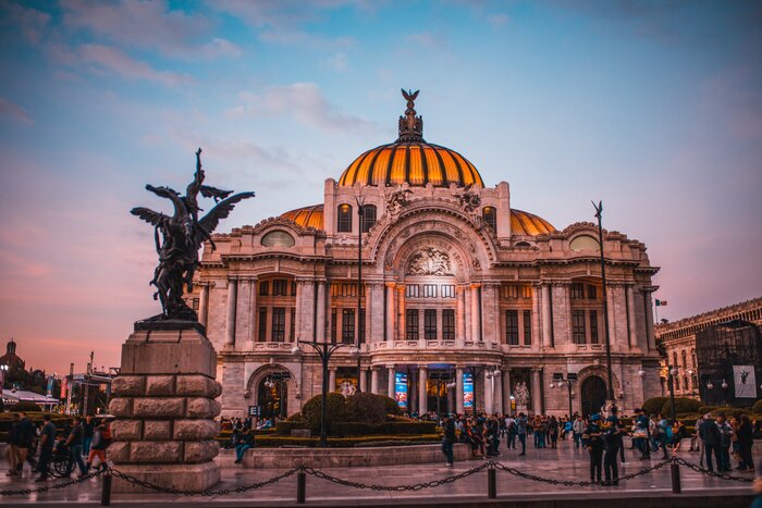 Walking tour through the historic center of Mexico City