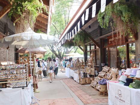 Visit Jing Jai Market and Chiang Mai Night Bazaar