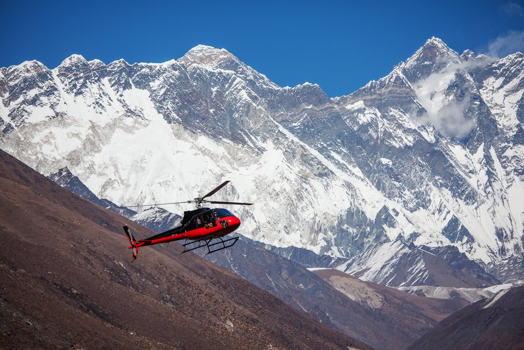 Helicopter tours in the Everest region