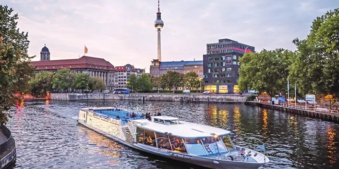 Berlin Dinner Cruise - 4-course menu & window-seat guaranteed (2,5 hours)
