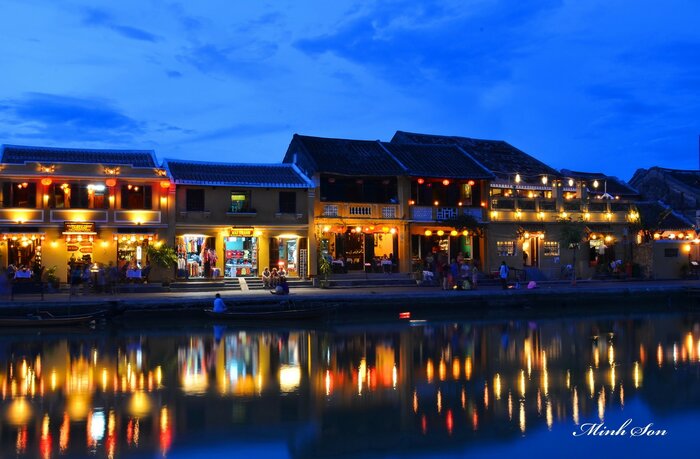 Hoi An Town Walking Tour & Floating Lantern Release