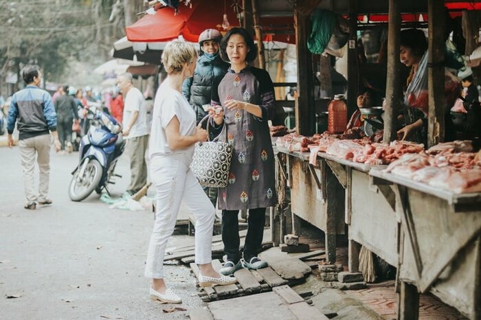 Private Home Cooking Class with Chef Ai & Local Market Experience