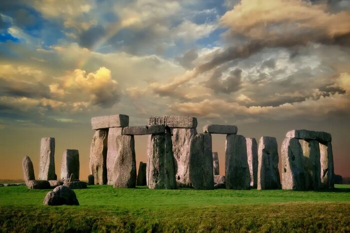 Hampton Court Palace, Windsor Castle & Stonehenge Private Car Tour from London