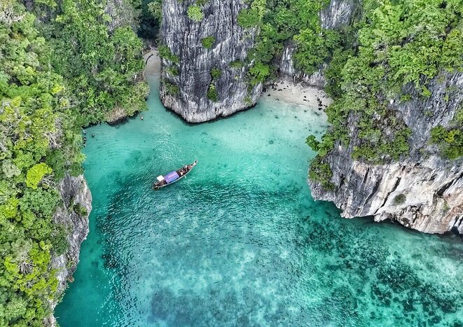 Day trip to Phi Phi island and Bamboo island by speedboat!