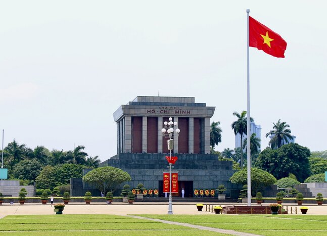 Explore the Beauty of Hanoi Capital with experience the Water Puppet show