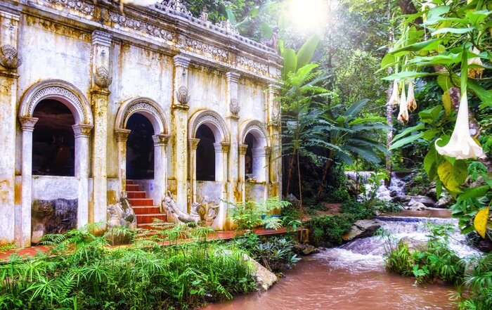 Visit temples and palaces in the cities of Bangkok and Chiang Mai