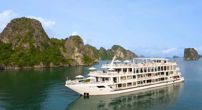 Sung Sot Cave - Disembark to Tuan Chau (Hermes Cruise)