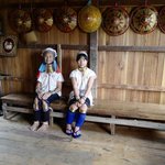 Kayah ladies! The bronze neck rings are heavy! | Photo taken by Su-Lin T