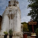 Entrance of Shwezigon Pagoda | Photo taken by Su-Lin T
