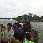 Full Moon holiday = crowded bridge | Photo taken by Rodney S