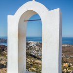 A glimpse of Oia framed by the arch | Photo taken by David B
